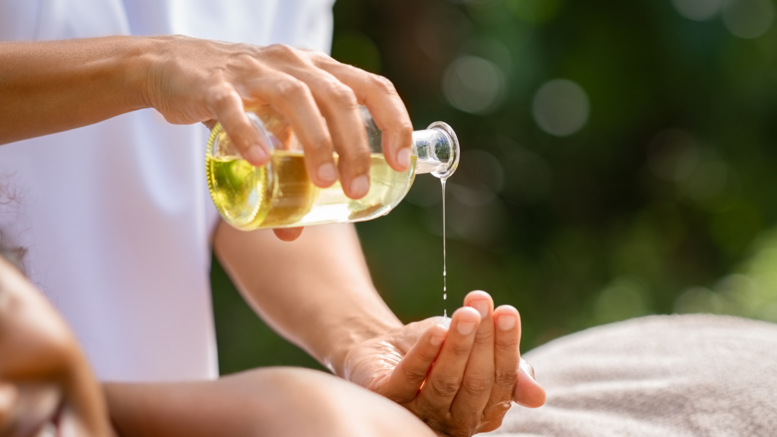 How to Give a Sensual Massage UK: Oil, Atmosphere, and the 45-Minute Flow